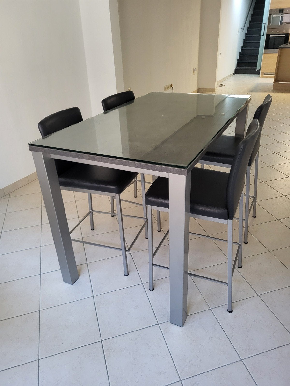 moderne eettafel met vier stoelen., Ophalen