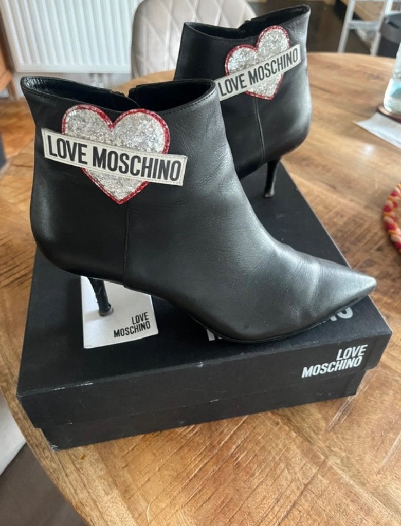 Moschino  enkellaarsjes, Zwart, Lage of Enkellaarzen, Zo goed als nieuw, Moschino
