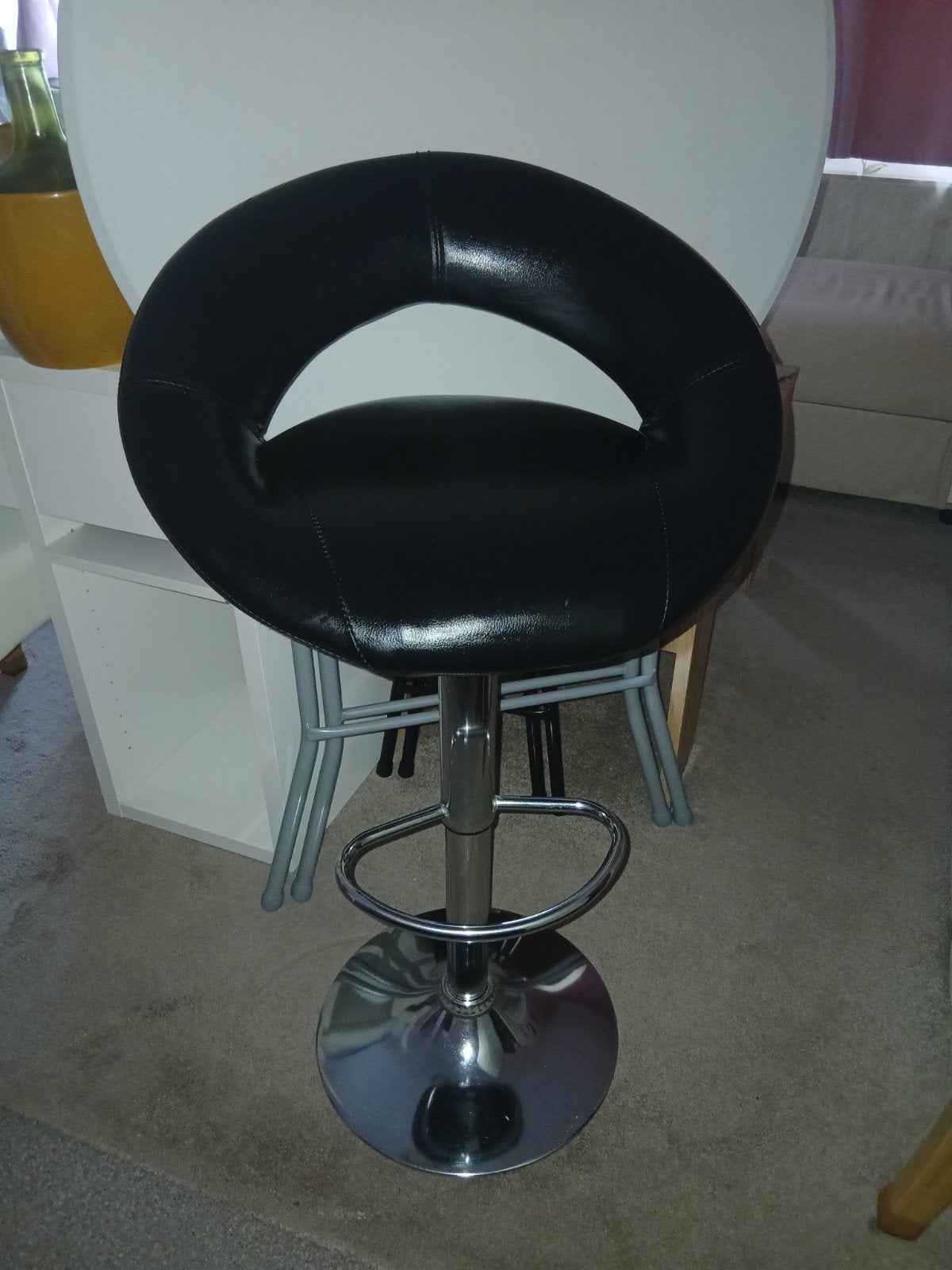 Tabouret de bar noir avec repose-pieds, 90 cm ou plus, 1 tabouret, Synthétique, Enlèvement