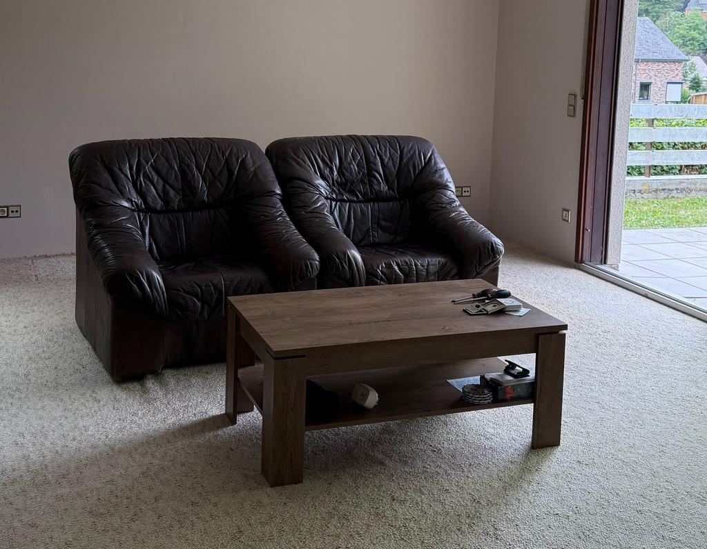 2 Fauteuilles en cuir brun et une table de salon, Maison & Meubles, Canapés | Salons, Utilisé, Une personne, Cuir, Enlèvement