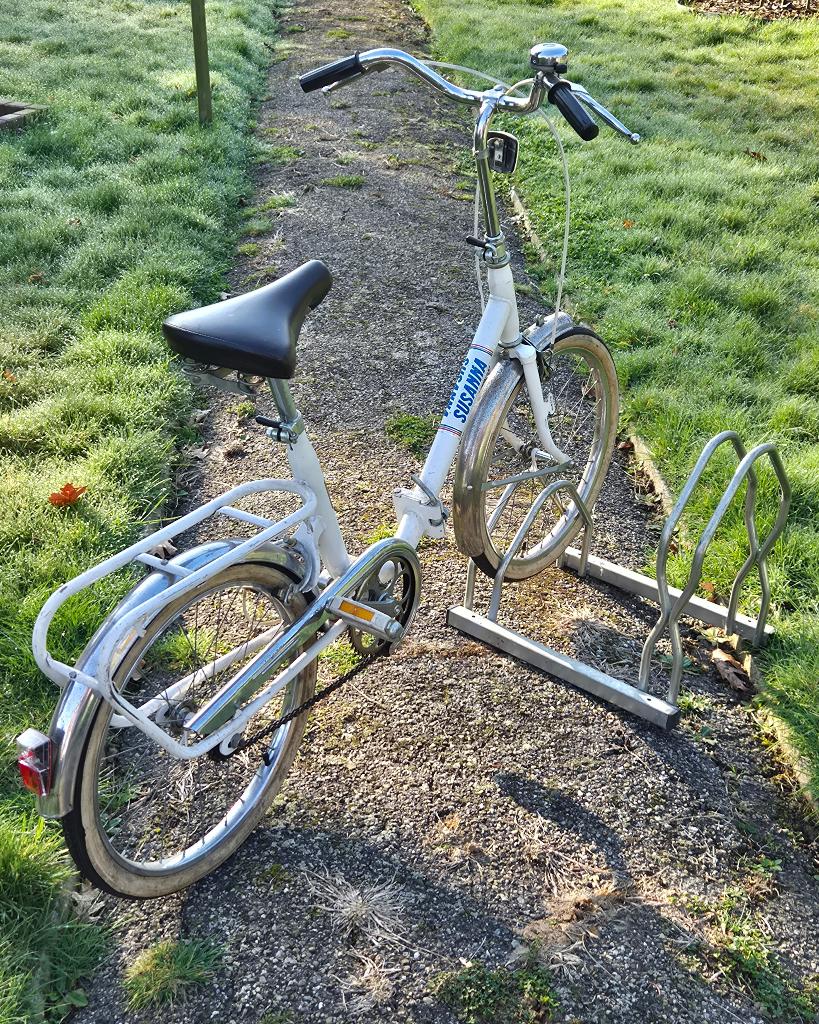 Stevige witte vouwfiets met gratis dubbele fietsstaander, Fietsen en Brommers, Fietsen | Vouwfietsen, 20 inch of meer, Gebruikt