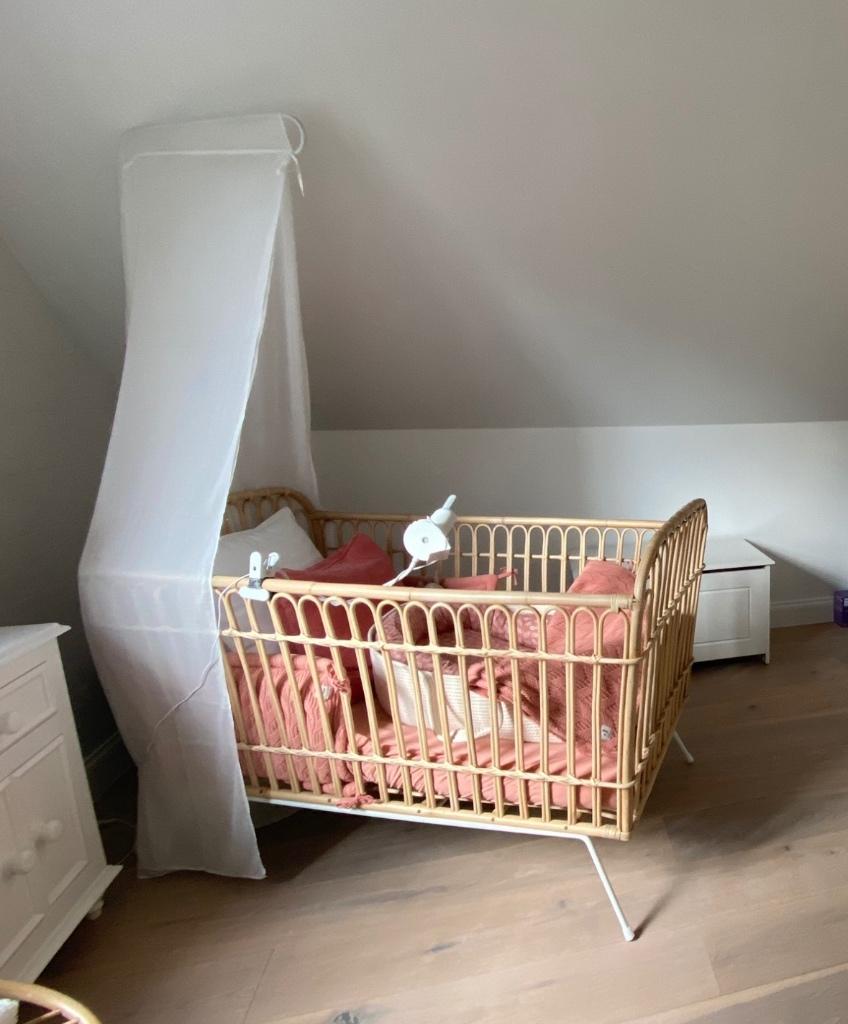 Lit bébé rotin SAUDARA, Lit mezzanine ou Lit superposé, Moins de 70 cm, Comme neuf, Enlèvement