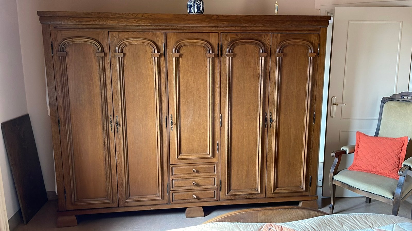Armoire à cinq portes en chêne, Enlèvement