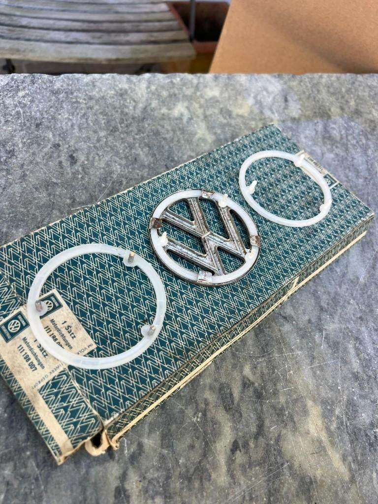 VW Beetle 61-62, montage du logo sur l'anneau du capot avant, Autos : Divers, Accessoires de voiture, Neuf, Enlèvement ou Envoi