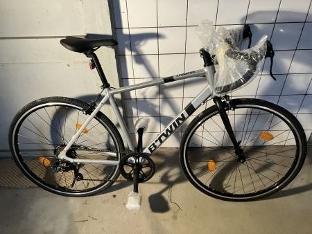 koersfiets B-twin Triban 100, Fietsen en Brommers, Ophalen, Nieuw