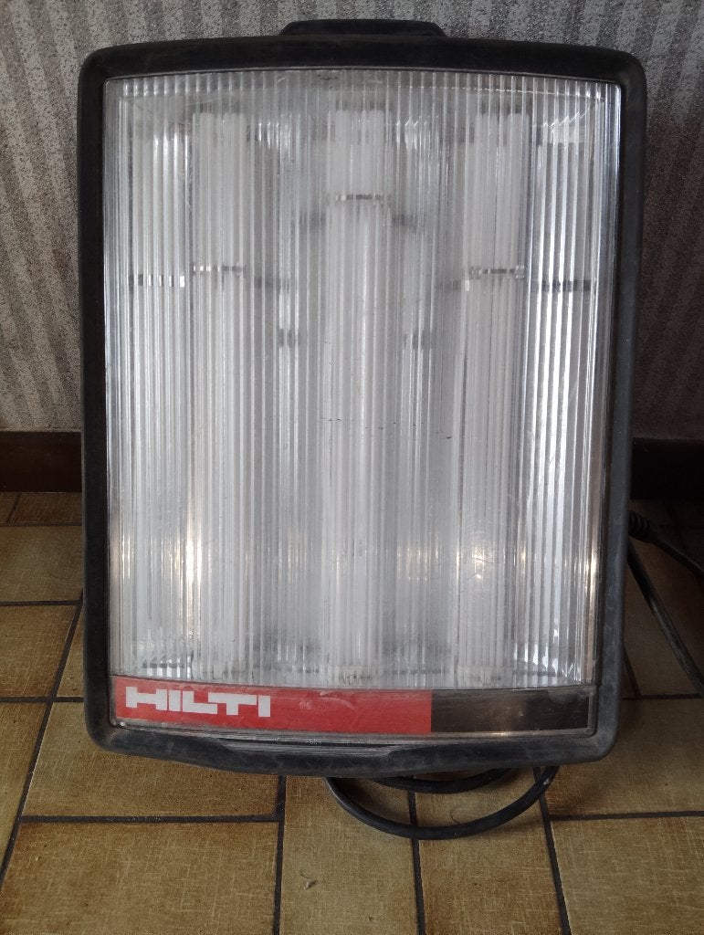 Hilti Opus Maxi lampe chantier, Doe-het-zelf en Bouw, Ophalen, Gebruikt, 50 tot 200 watt, Lamp