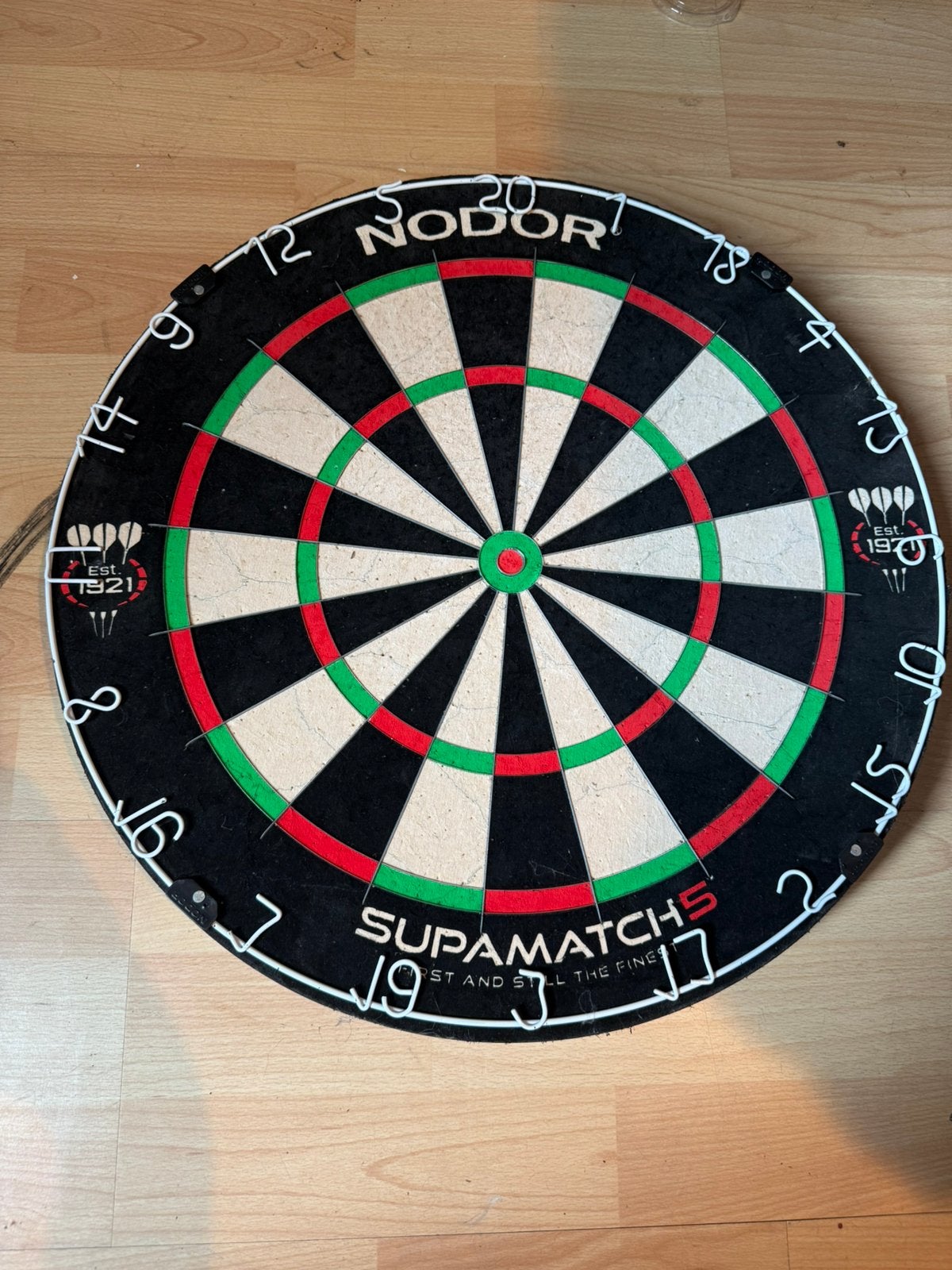 Bord en set pijltjes, Ophalen, Zo goed als nieuw, Shafts