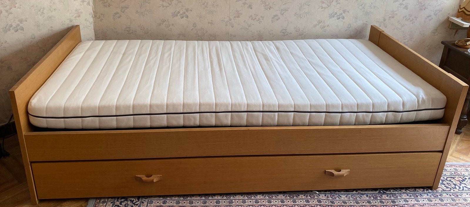 Éénpersoonsbed met uitschuifbare lade (+ 2 nieuwe matrassen), Huis en Inrichting, Ophalen, Gebruikt