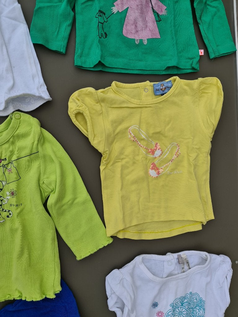 gele t-shirt met schoenen River Woods 9m 74cm, Enfants & Bébés, Enlèvement, Comme neuf