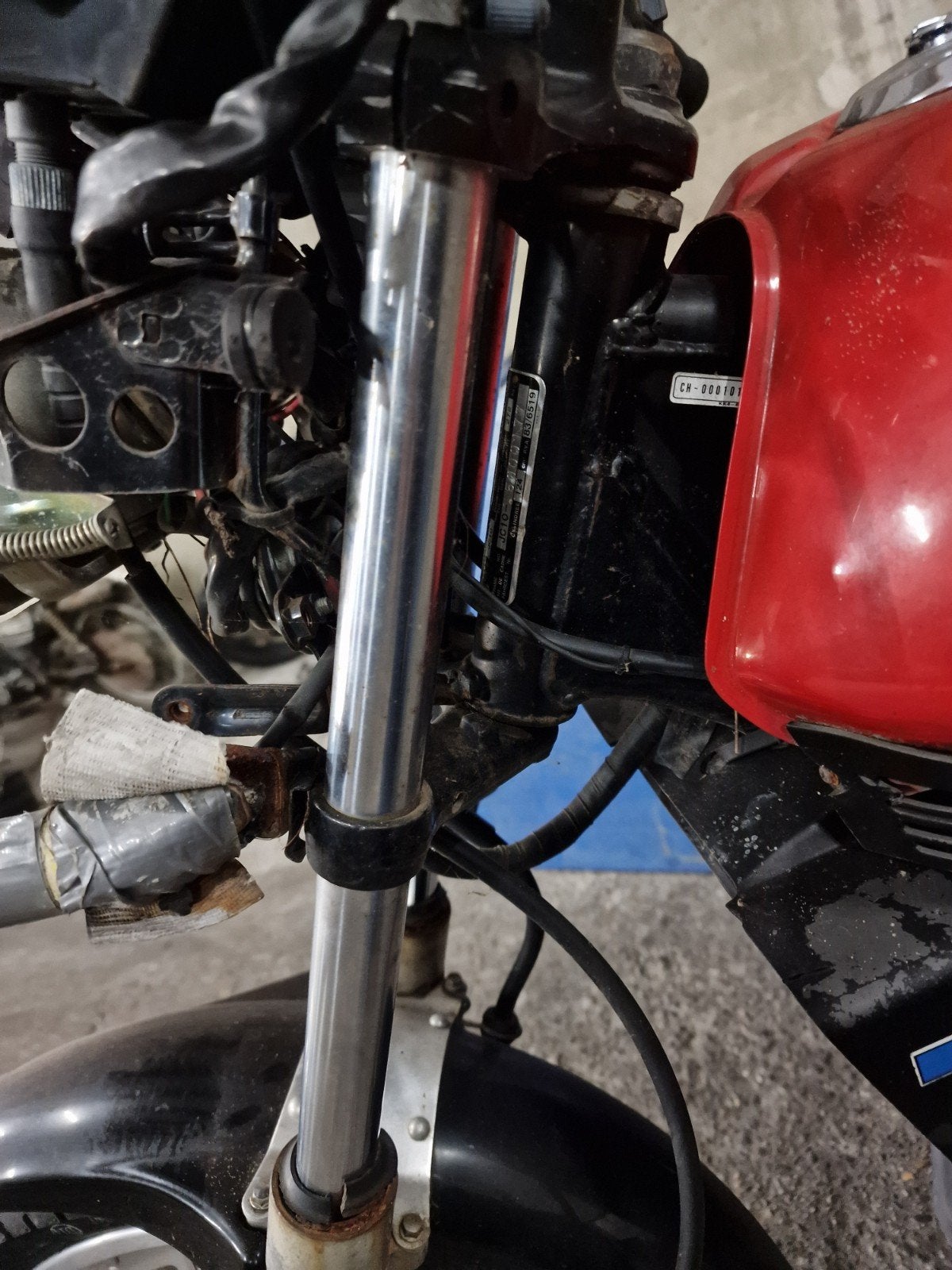 Fourche avant Honda MBX125 JC10 en bon état.

Guidage de l'a, Vélos & Vélomoteurs, Enlèvement ou Envoi
