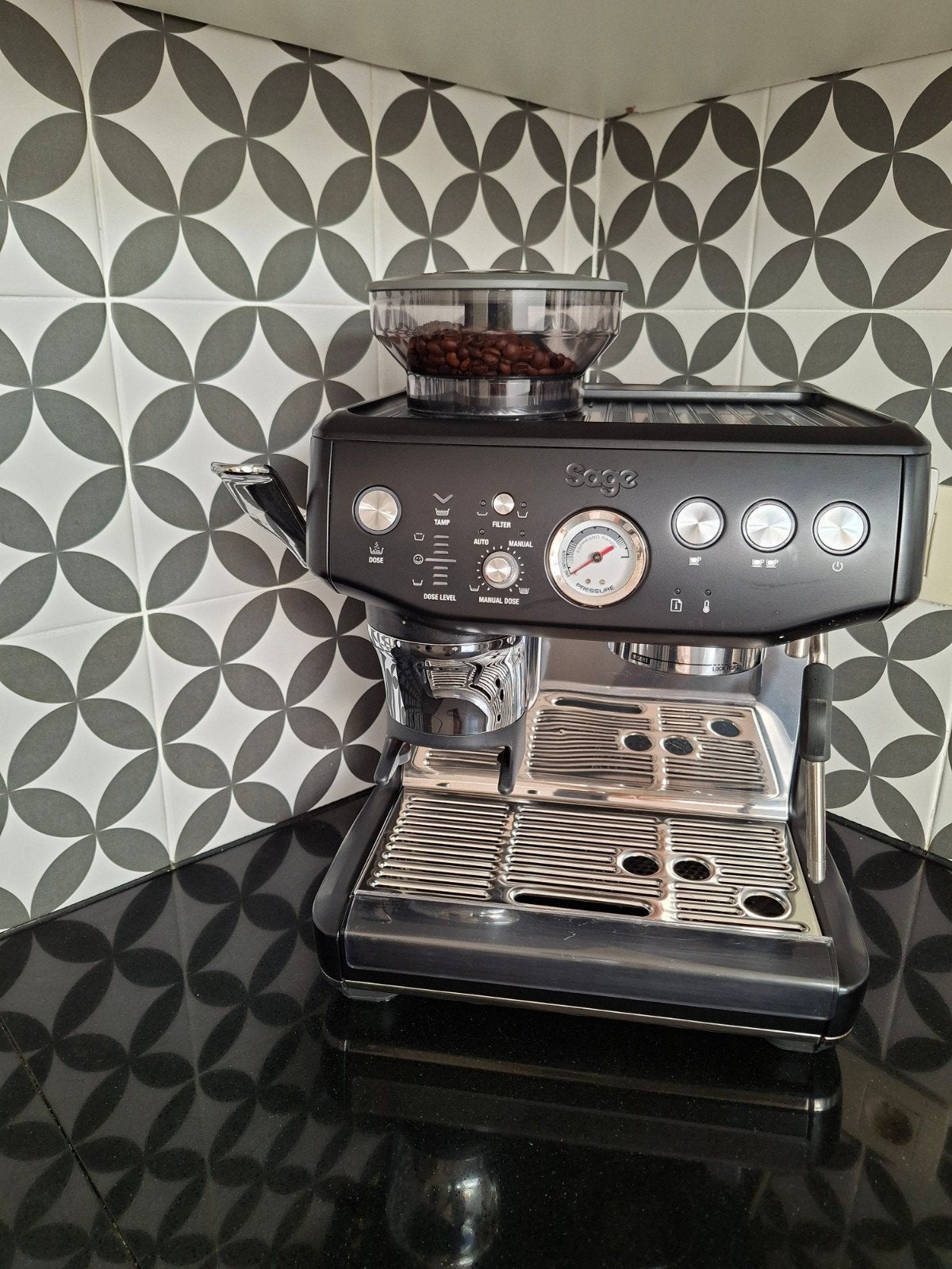 Sage Barista Express Impress Black Truffle, Electroménager, Enlèvement ou Envoi, Café en grains, Comme neuf, Cafetière