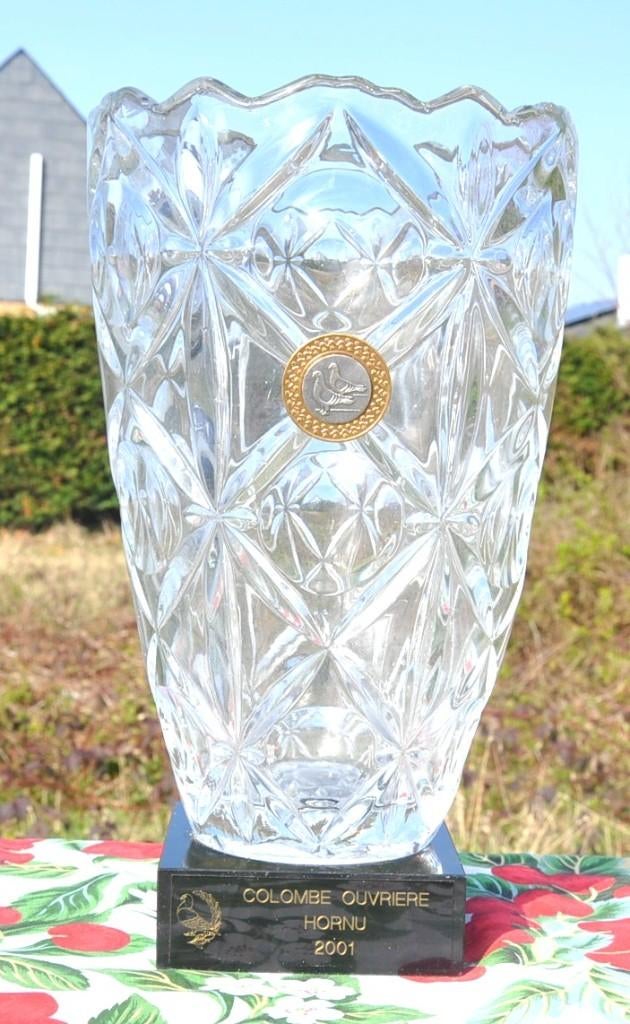 vase trophée colombophile en cristal sur socle marbre noir, Ophalen