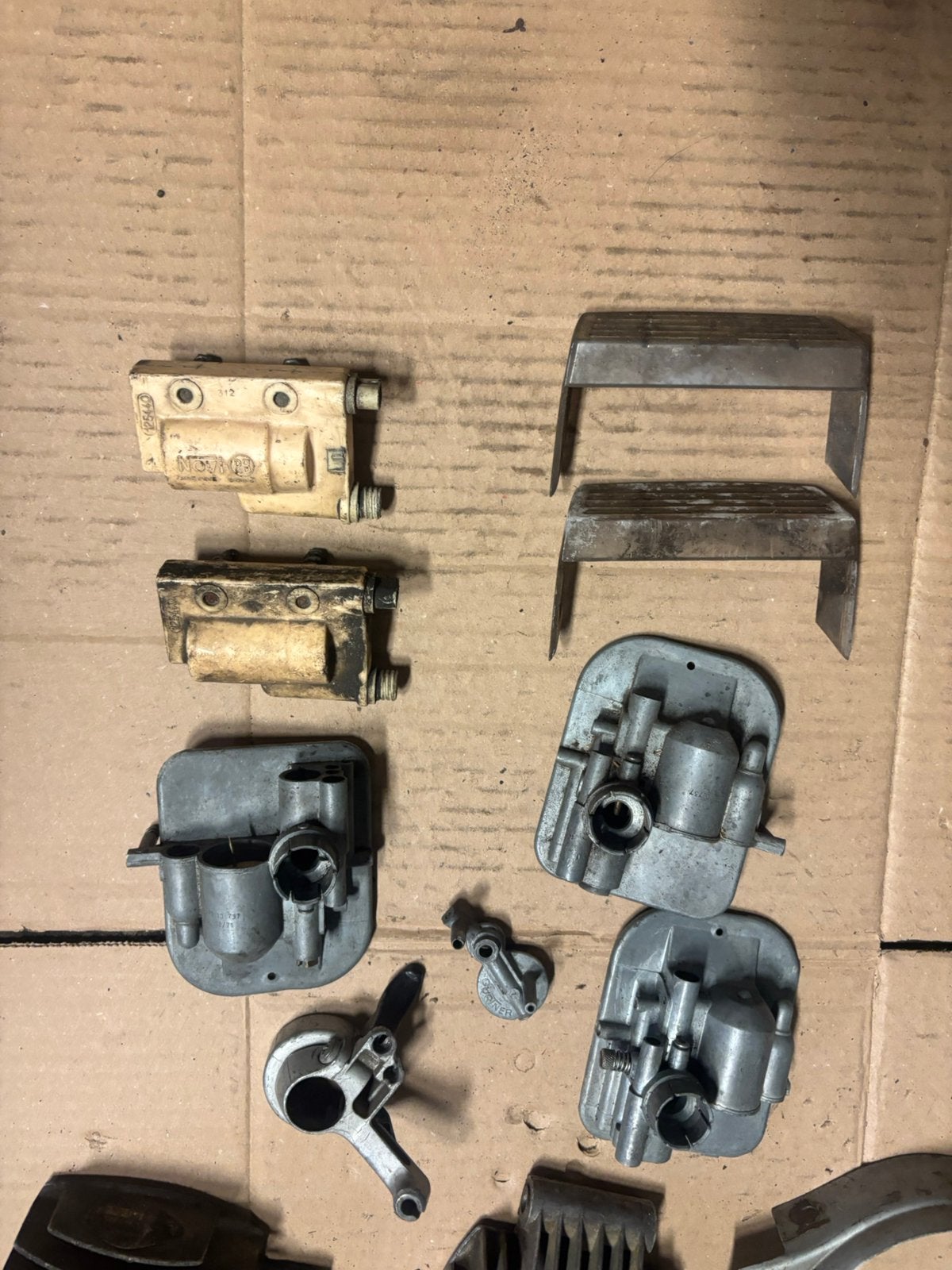 3 culasses + carburateur + 2 bobines - motobecane av7 mob, Enlèvement ou Envoi, Comme neuf, Carburateur
