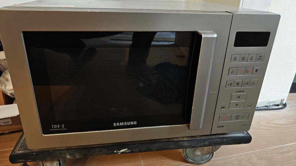 Four à micro-ondes combiné Samsung 28 litres., Electroménager, Enlèvement, Four, Micro-ondes