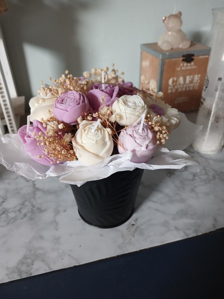 Beau bouquet de fleurs en bougie parfumee, Maison & Meubles, Enlèvement ou Envoi, Bougie