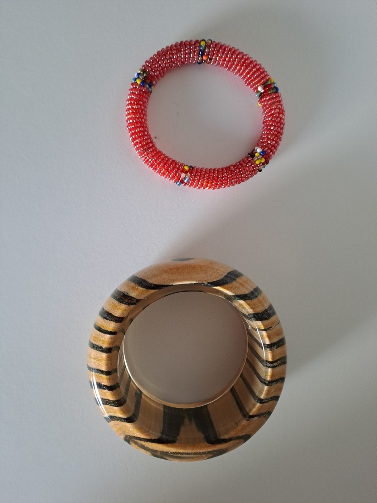 2 pièces : bracelet marron noir et rouge, Enlèvement ou Envoi, Avec bracelets à breloques ou perles, Comme neuf, Brun