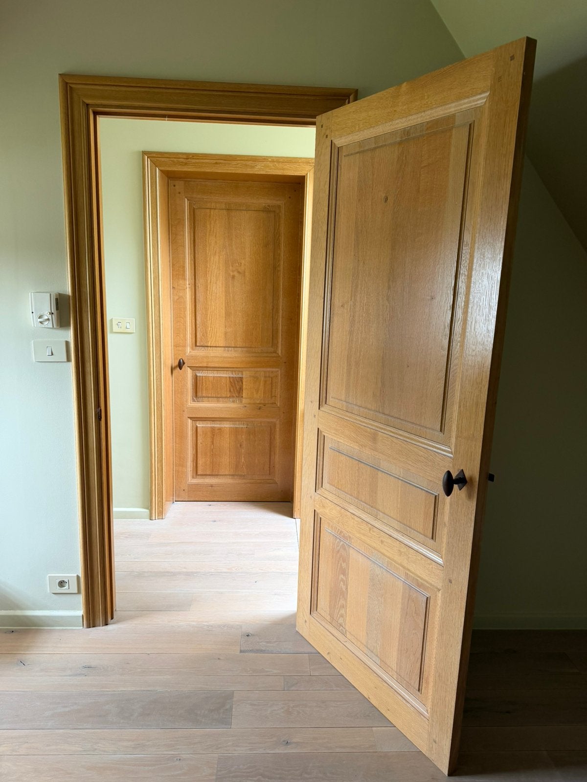 Eiken houten deur met rustieke klinken, Doe-het-zelf en Bouw, Ophalen, 80 tot 100 cm, Binnendeur, Zo goed als nieuw