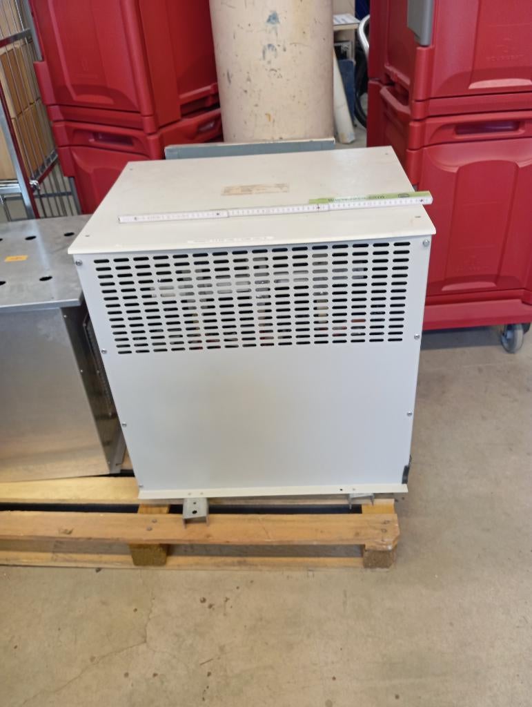 Autotransformateur triphasé réversible – Legrand (01), Enlèvement, Utilisé, Autres types