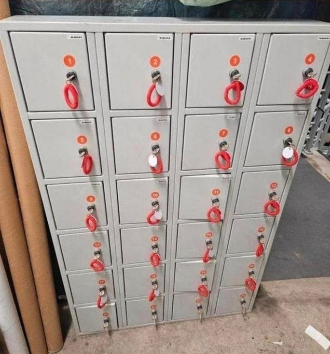 24x deurs lockers met 24x 1€ muntslot., Ophalen