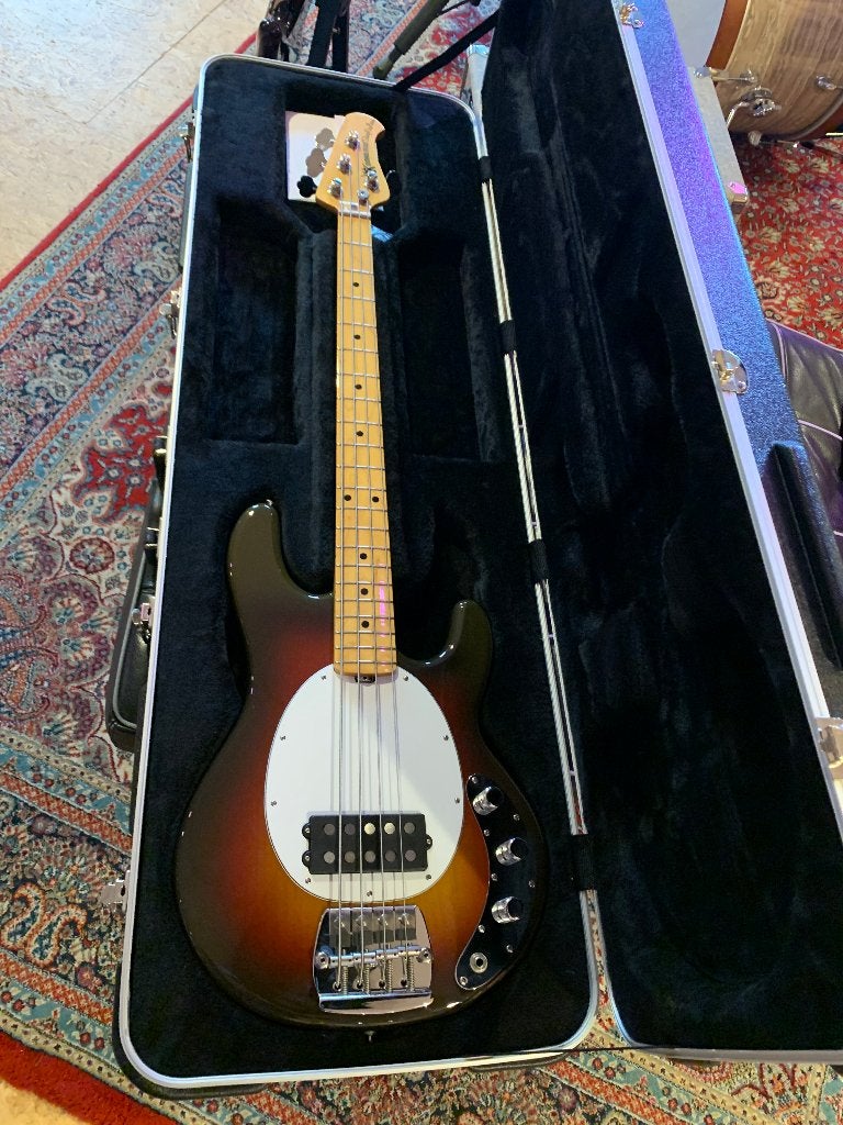 Musicman Stingray ‘Old Smoothie’ chocolate burst 2016, Muziek en Instrumenten, Snaarinstrumenten | Gitaren | Bas, Ophalen, Zo goed als nieuw