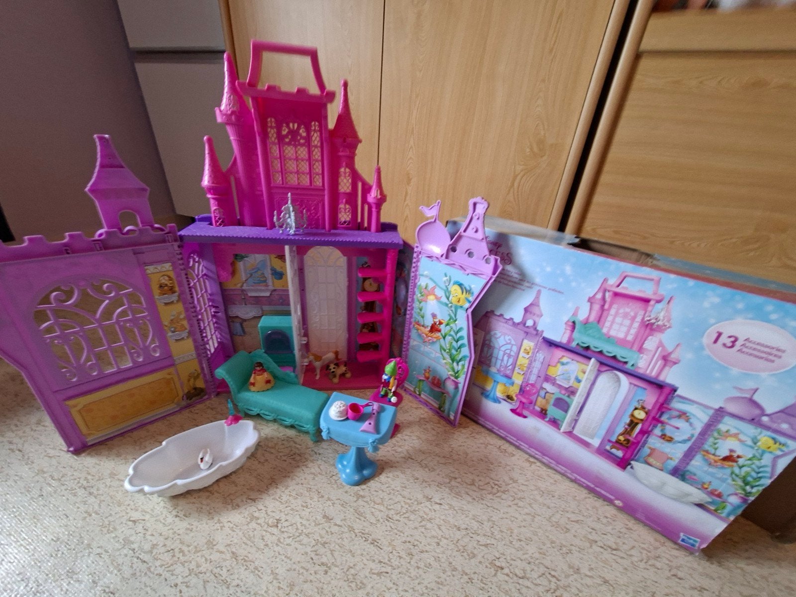 Disney Princess kasteel en 2 barbie poppen., Ophalen