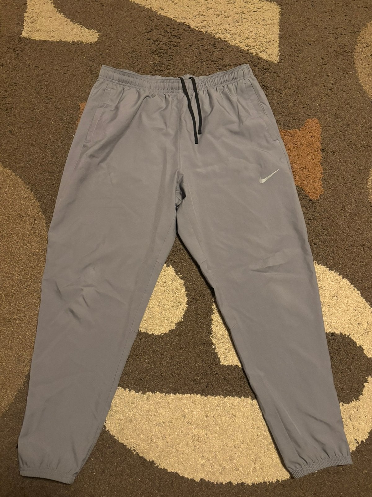 Pantalon Nike, Enlèvement ou Envoi, Comme neuf, Taille 48/50 (M), Gris