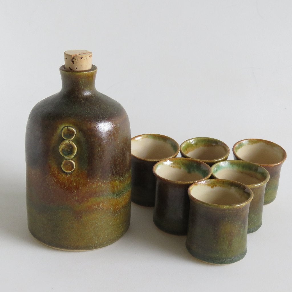 Vintage  sake kruik 6 bekers monogram CP studio keramiek, Antiek en Kunst, Ophalen of Verzenden