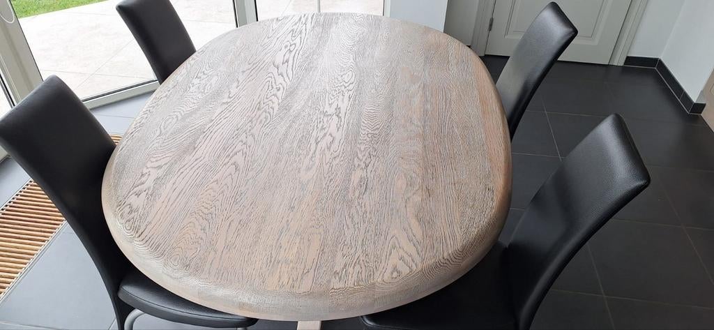 Ovaal eiken tafel, Enlèvement, Ovale