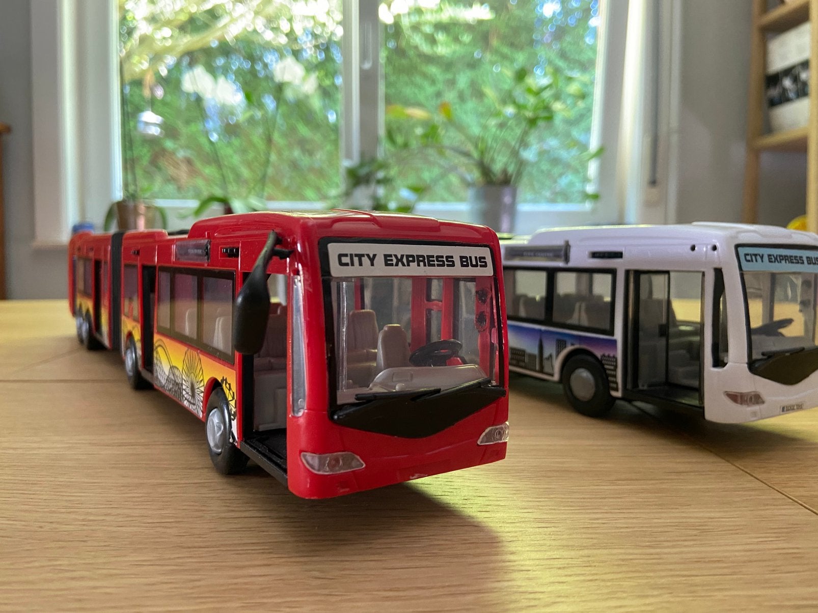 Deux bus d’une trentaine de cm, Hobby & Loisirs créatifs, Enlèvement, Comme neuf