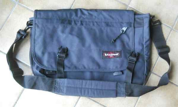 Sac à bandoulière EASTPAK, Enlèvement