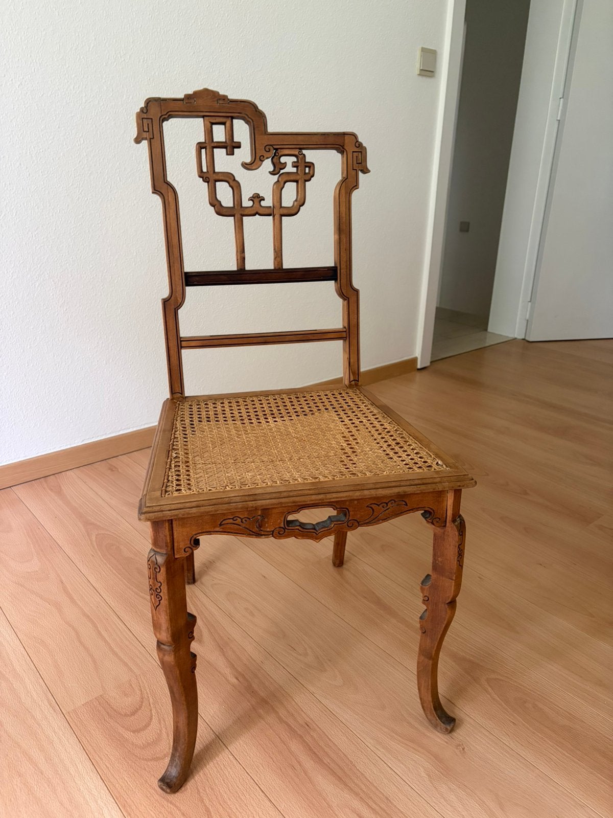 Jolie chaise d’inspiration chinoise, Enlèvement