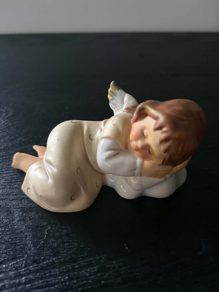 Goebel beige liggende engel, Ophalen of Verzenden, Zo goed als nieuw