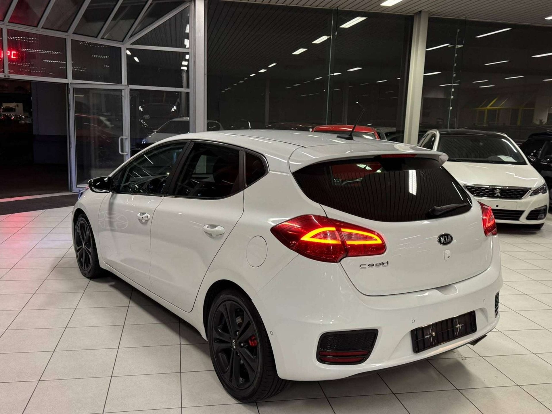 Kia Cee D 1.6i Essence Automatique 99kW Euro 6b, Auto's, Gebruikt, 5 deurs, Parkeerassistent, 136 g/km