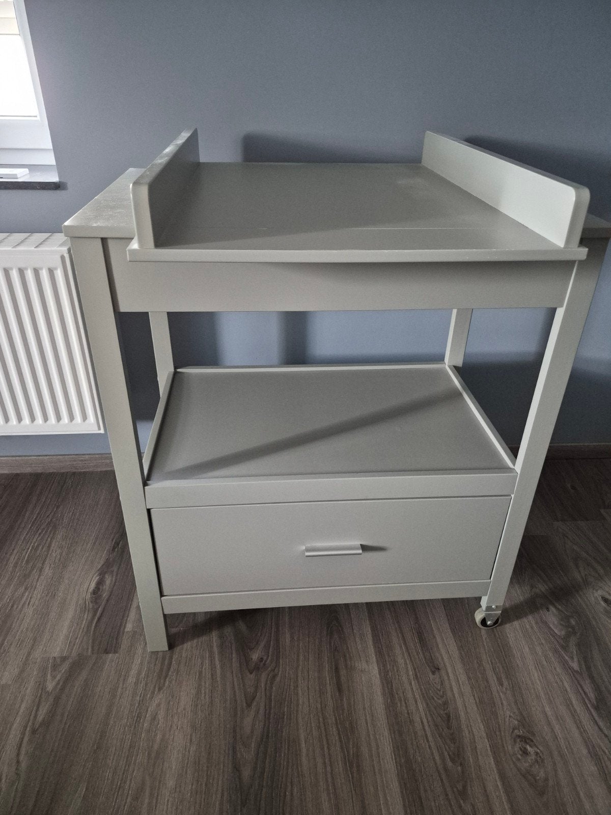 Verzorgtafel op wieltjes, Ophalen