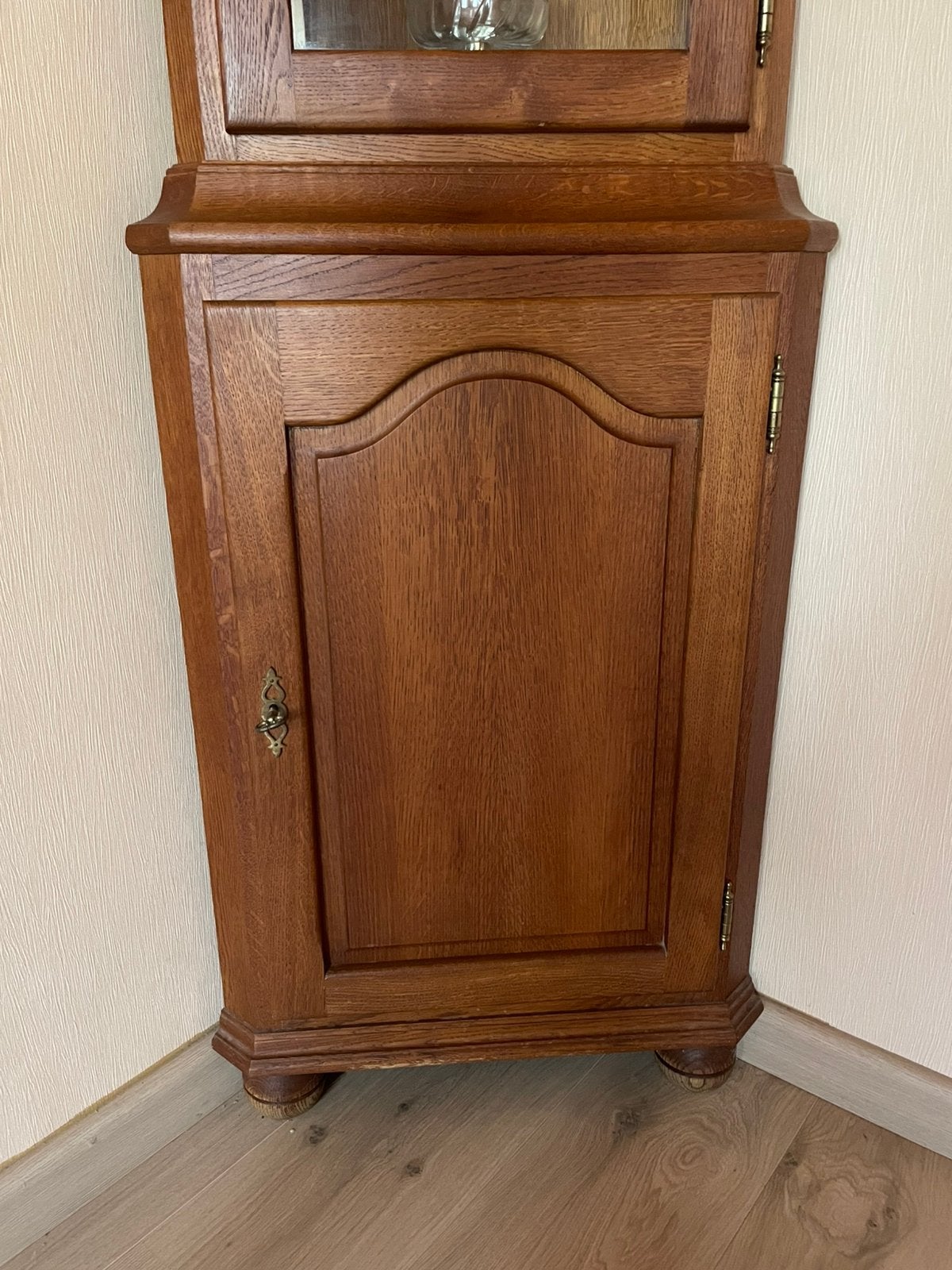Klassieke hoekvitrinekast in eiken look met glas, Ophalen, Met deur(en), 50 tot 100 cm, Zo goed als nieuw