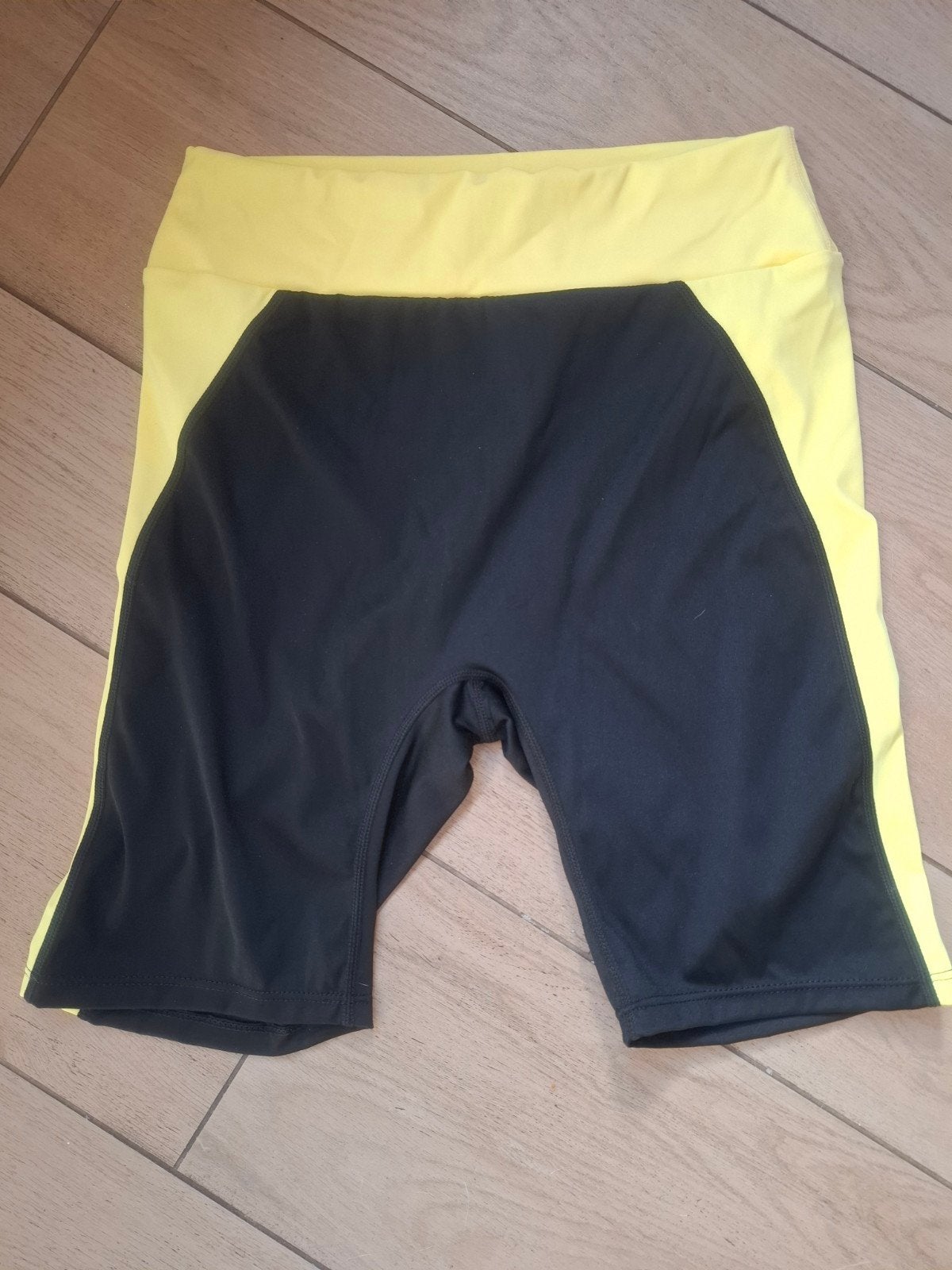 Neuf legging short sport  M noir jaune, Vêtements | Femmes, Vêtements de sport, Neuf, Taille 38/40 (M), SHEIN, Fitness ou Aérobic