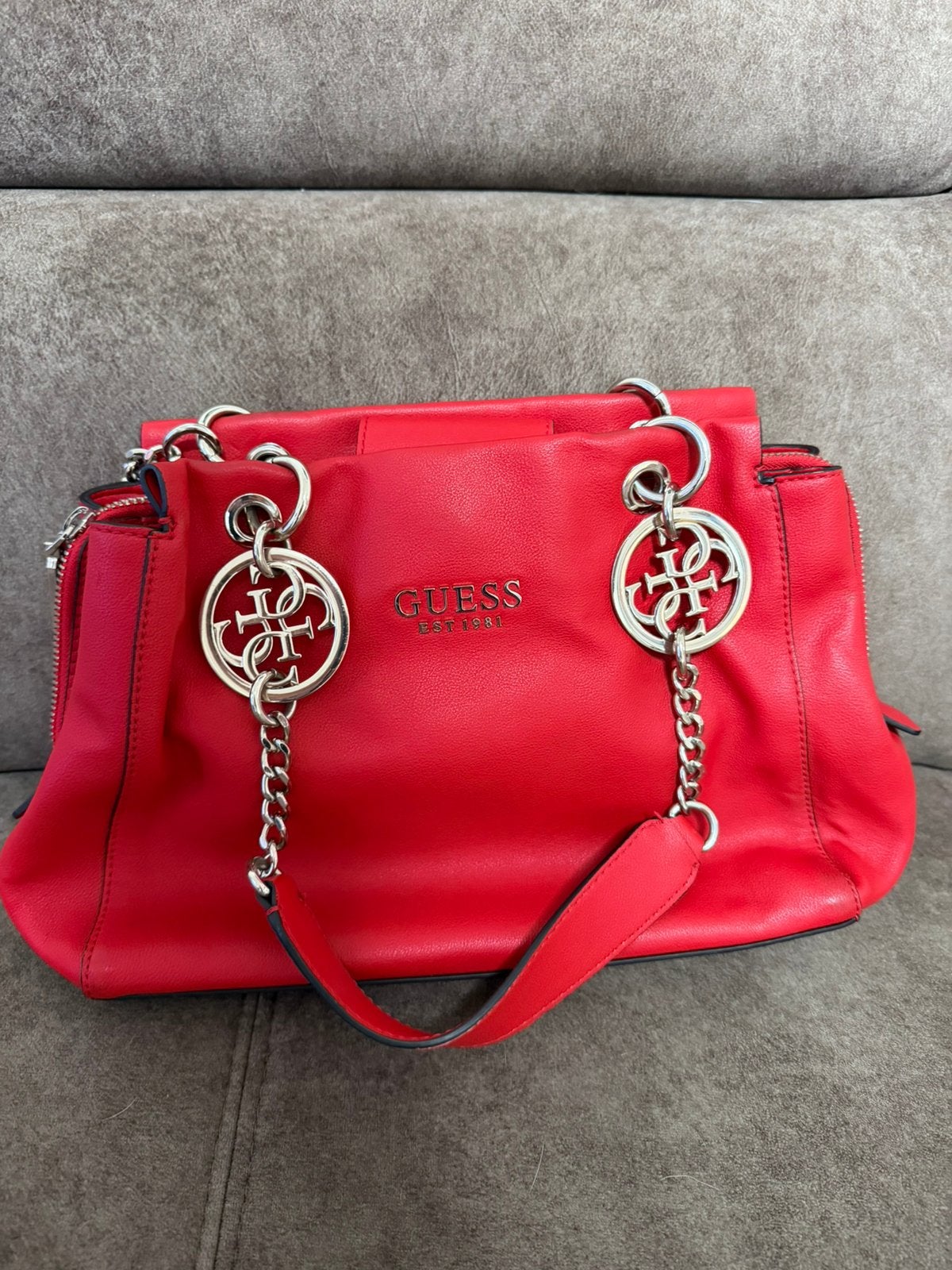 GUESS rode handtas – GUESS EST. 1981  – zeer goede staat, Handtassen en Accessoires, Tassen | Damestassen, Ophalen, Zo goed als nieuw
