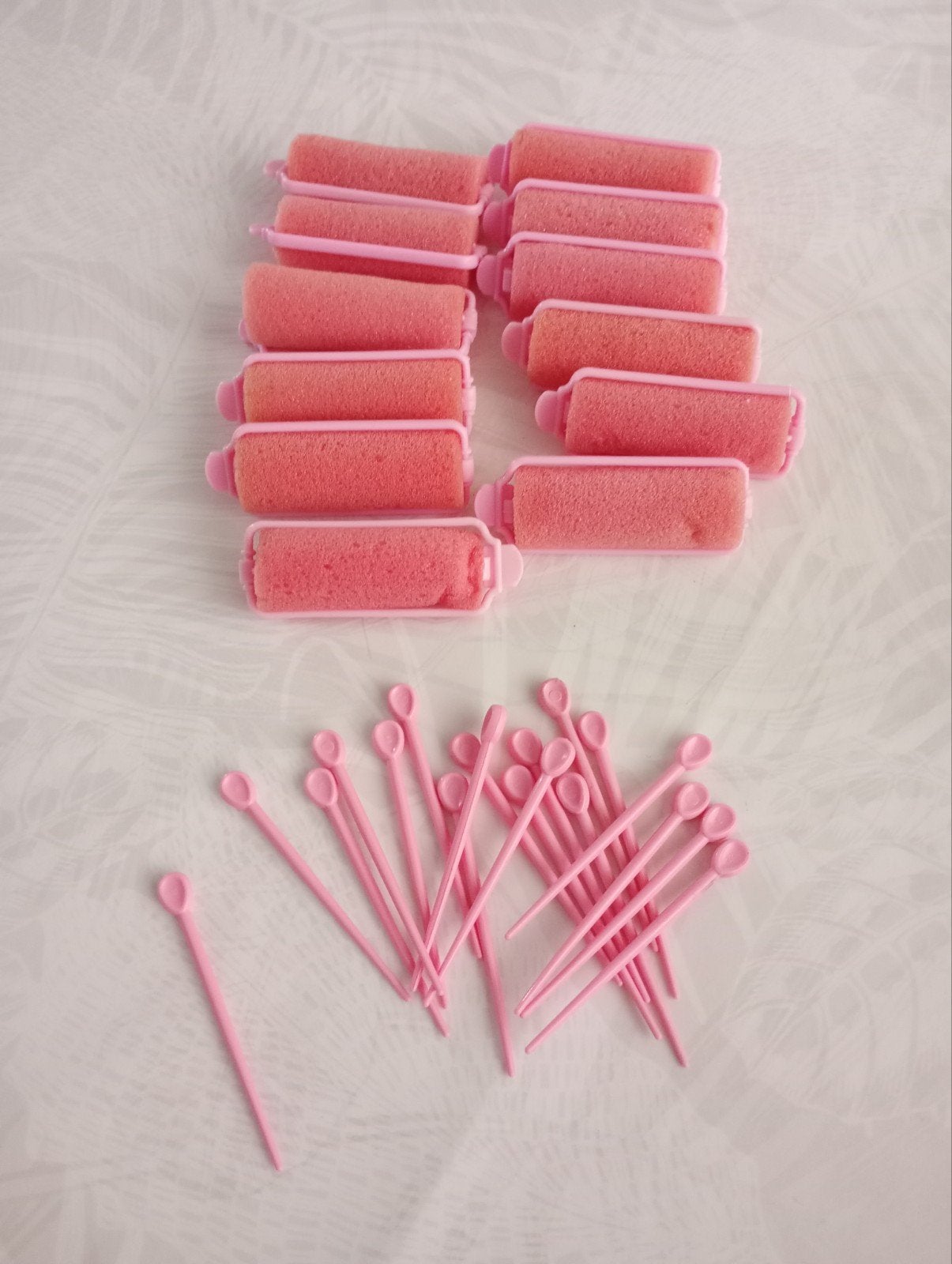 Lot de 12 bigoudis en mousse rose + 19 épingles, Enlèvement ou Envoi