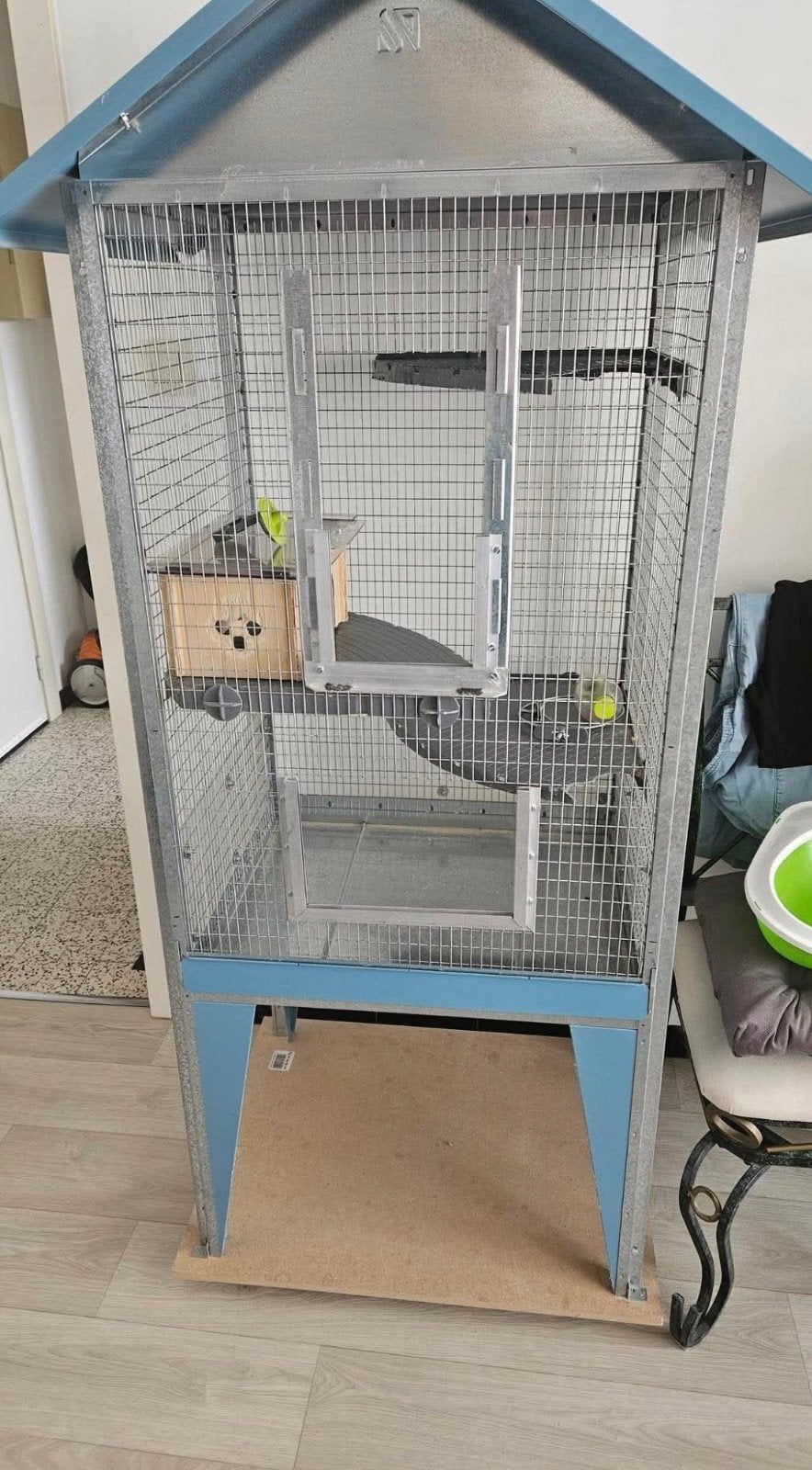 Cage, Enlèvement
