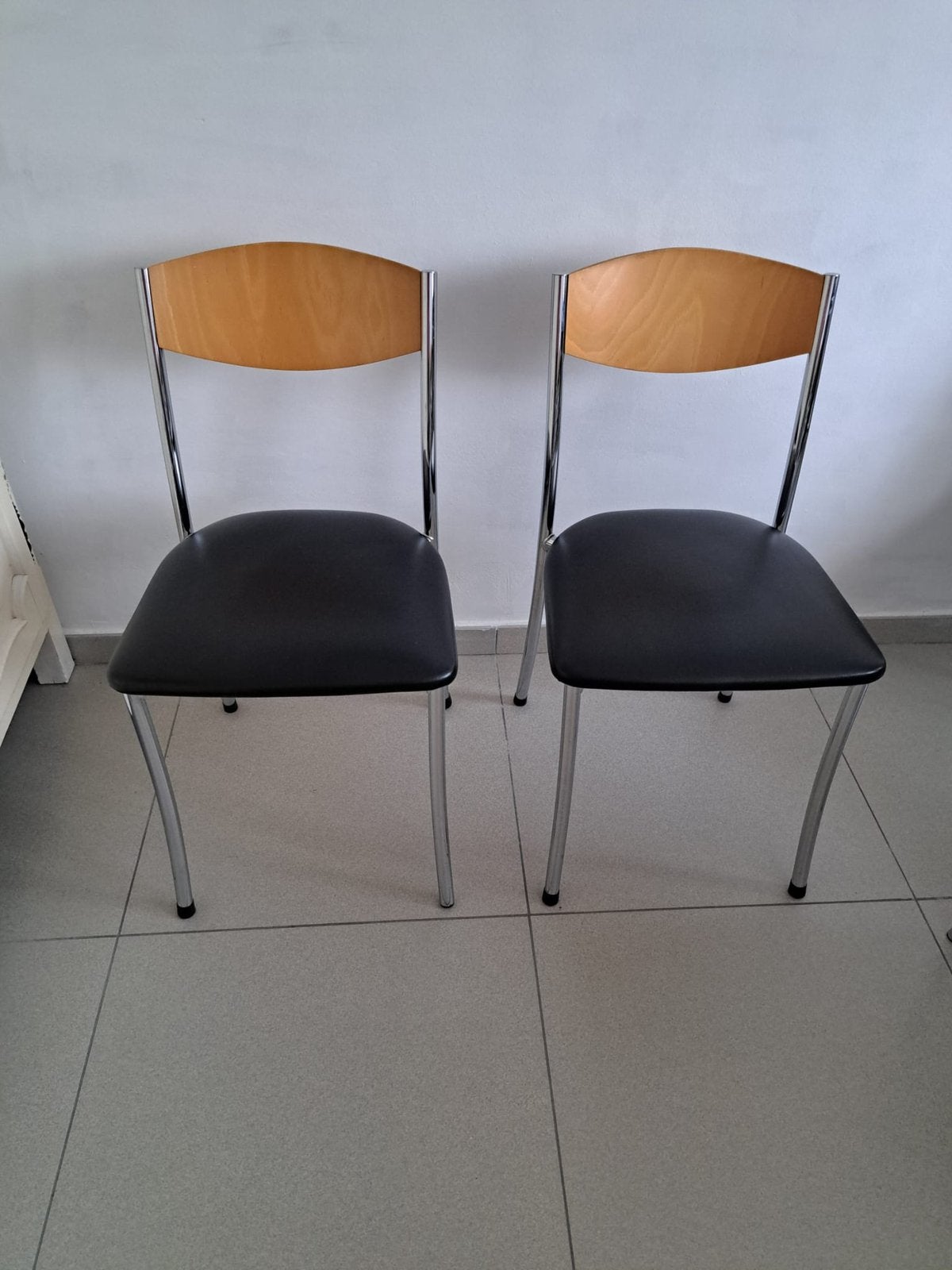 2 moderne eetkamerstoelen met metalen frame, Ophalen, Zo goed als nieuw, Zwart, Hout