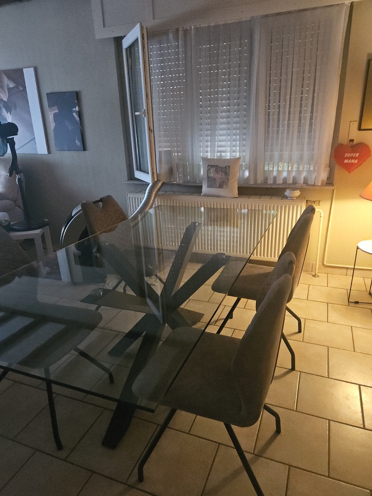 Table en verre avec 4 chaises design en très bon état, Enlèvement