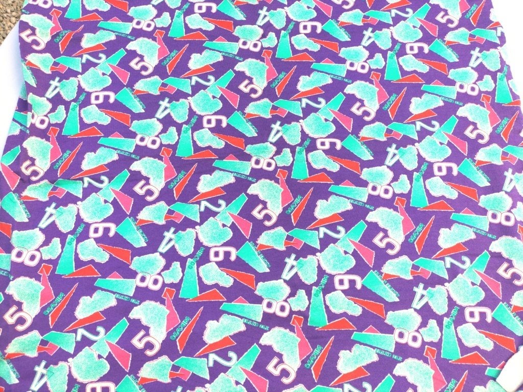 Tissu à capuche des années 90, chiffres violets de 0,75 m, Neuf, Enlèvement ou Envoi, Coton, 120 cm ou plus
