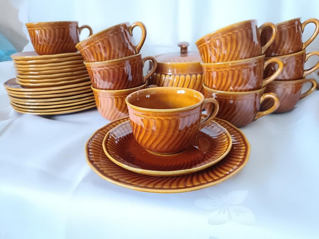 Boch Trianon 9 tasses, soucoupes et assiettes à dessert, Ophalen