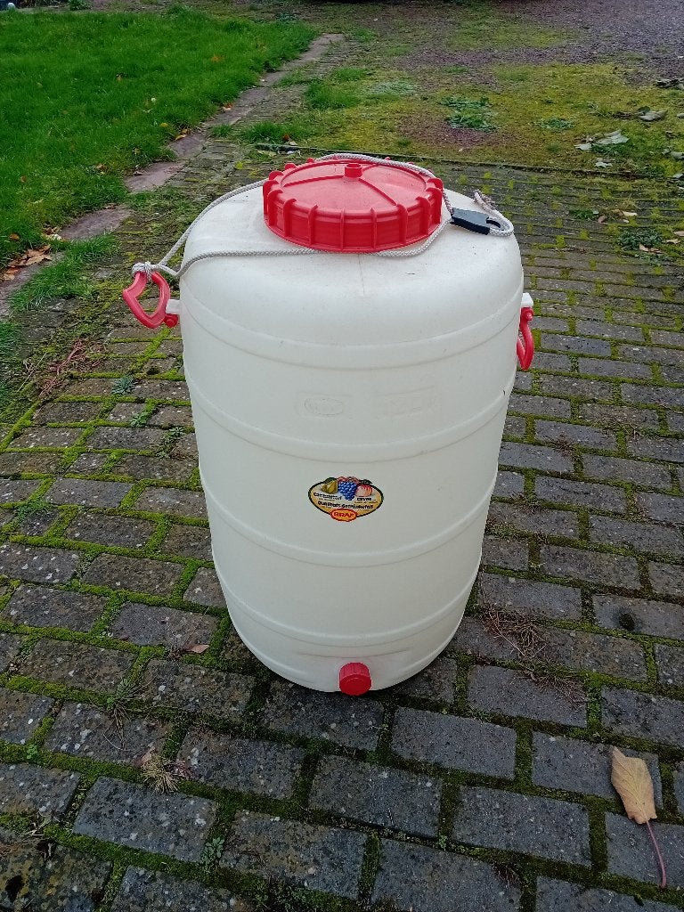 Plastic vat voor wijn, Ophalen, Gebruikt
