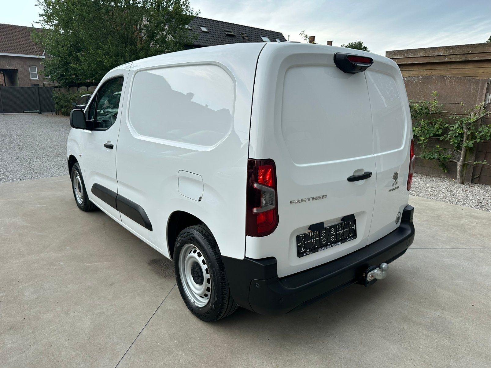 Peugeot partner / btw / 39000km!! / 3 plaatsen / trekhaak, Auto's, Voorwielaandrijving, Stof, 4 cilinders, Wit