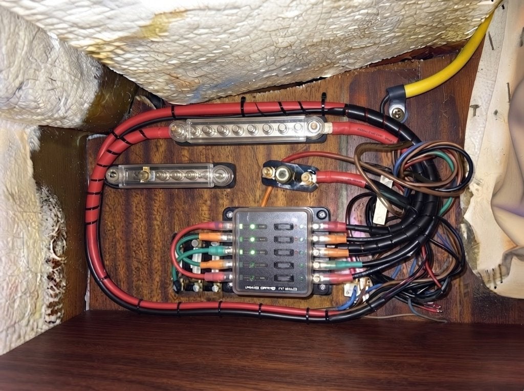 Électricité Marine : Dépannage 12V/24V/230V & Lithium, Intérieur