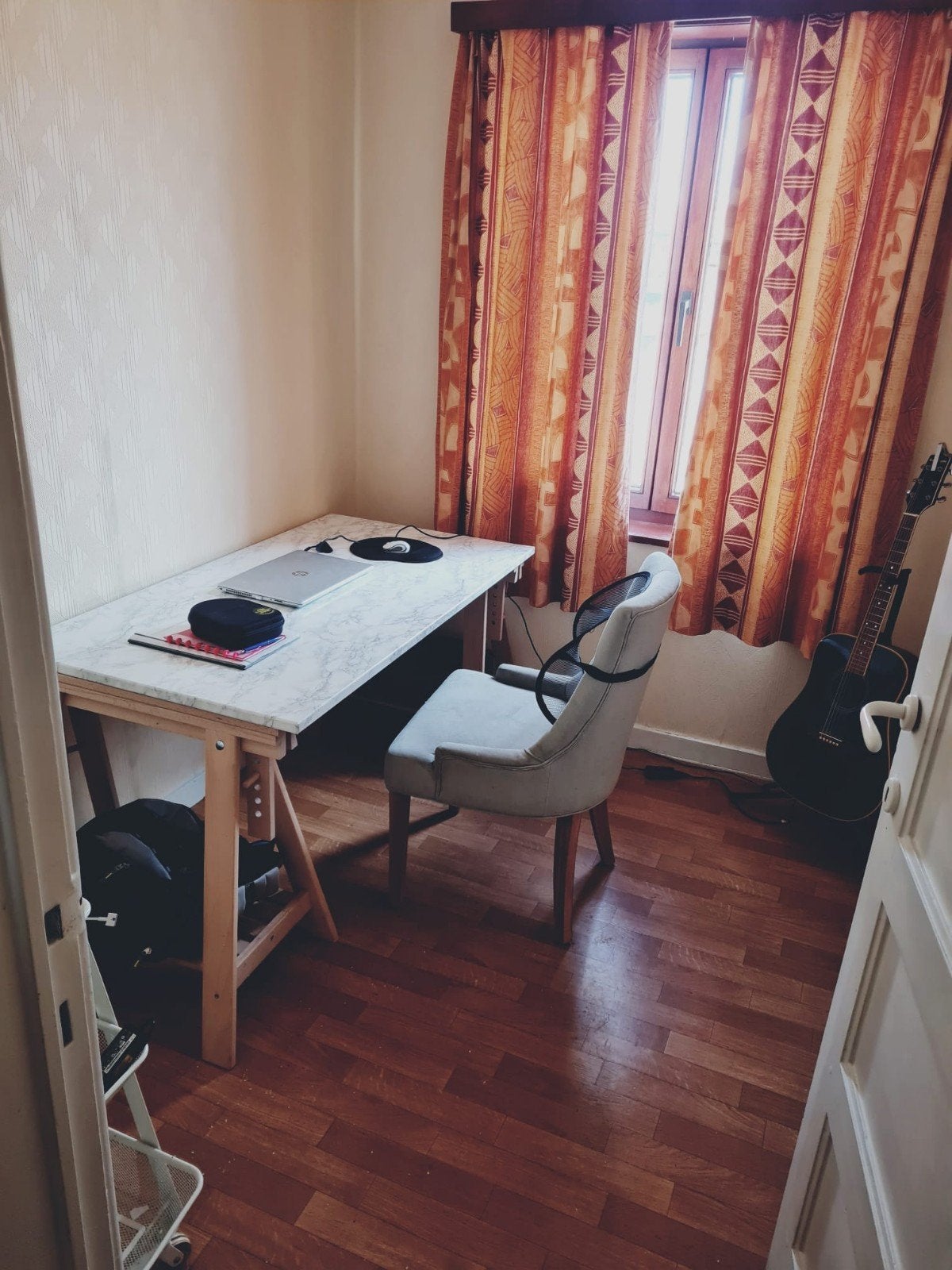 Bureau met IKEA-schragen, Enlèvement