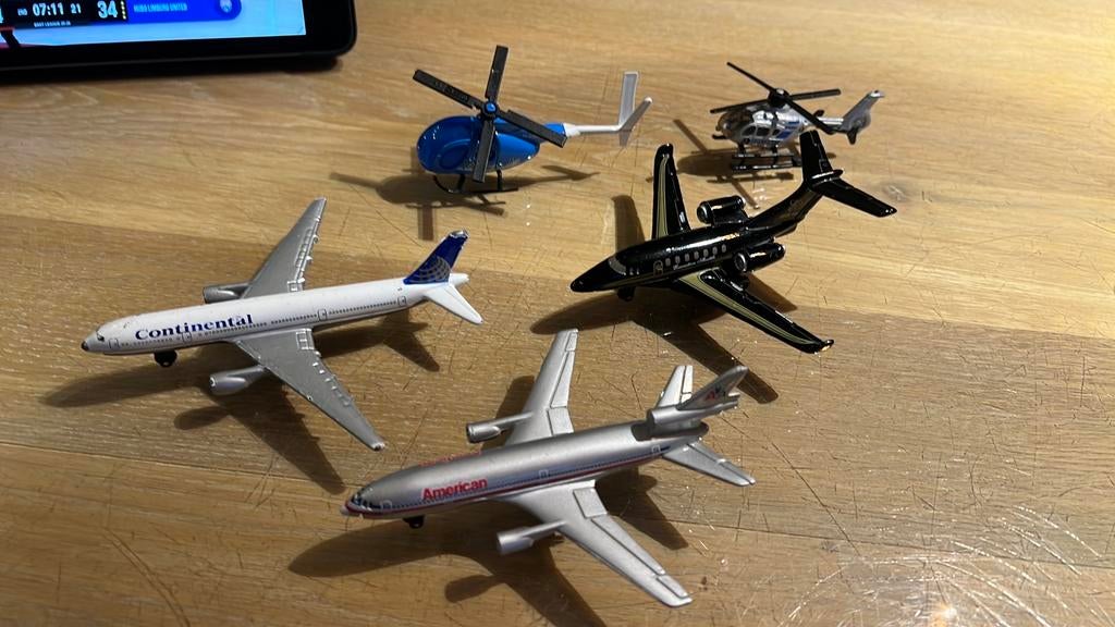 3 vliegtuigen en 2 helikopters, Verzenden, Zo goed als nieuw, Helikopter