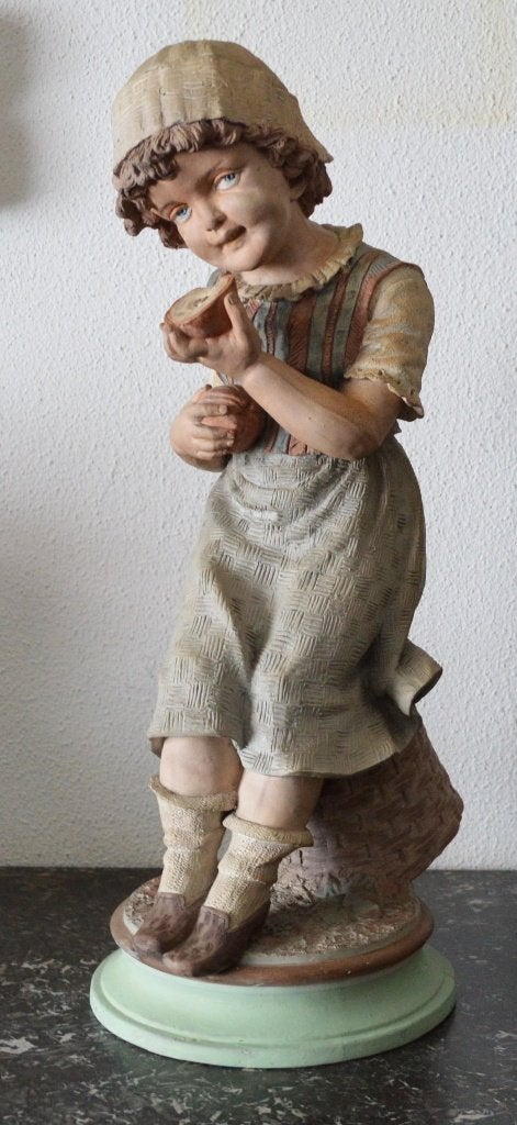 Vintage terracotta meisje zittend op mand, 49 cm, Antiek en Kunst, Ophalen of Verzenden, 20 - 50 cm, Steen of Keramiek, Beeld