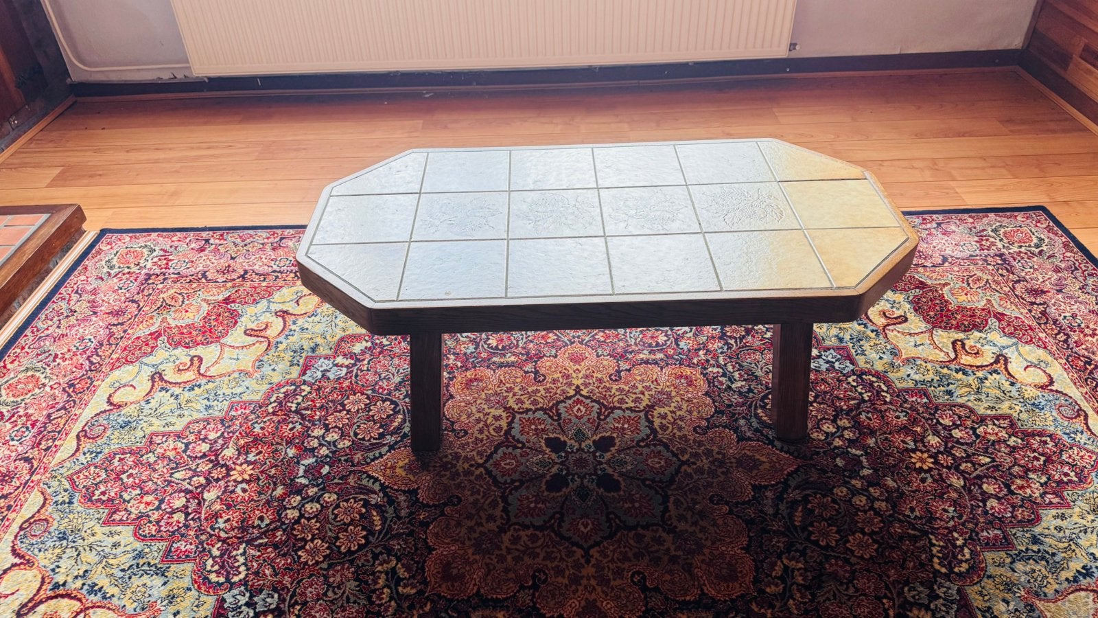 Stijlvolle vintage salontafel in massief hout met tegelblad., Ophalen, Zo goed als nieuw